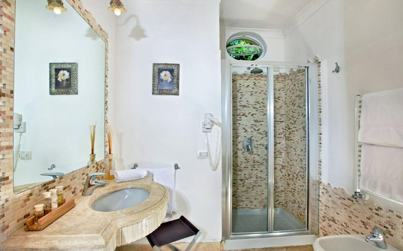 Bathroom 4, Orsa Maggiore, Napoli