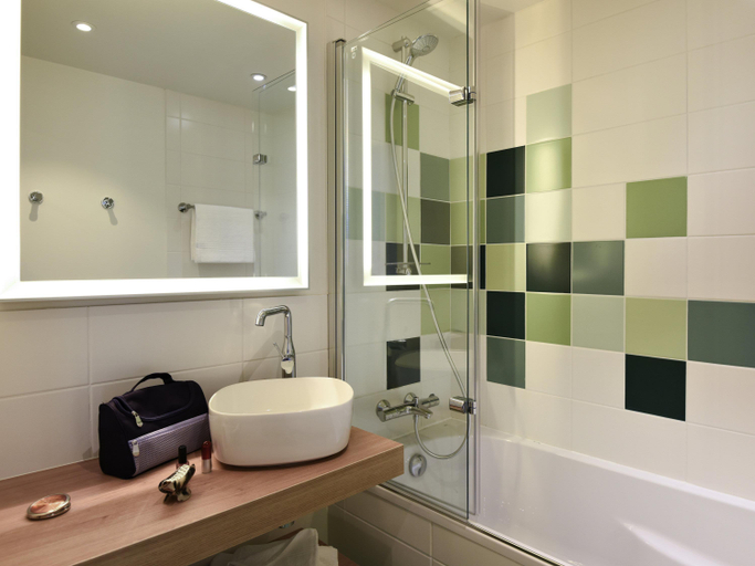 Bathroom 4, Ibis Styles Arcachon Gujan Mestras, Gironde