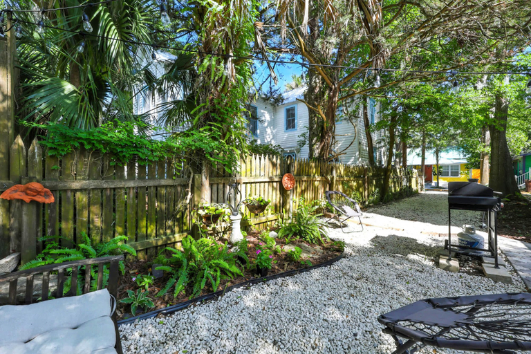 Terrace/patio 2, Periwinkle Perch Historic Cottage Near Downtown, Saint Johns