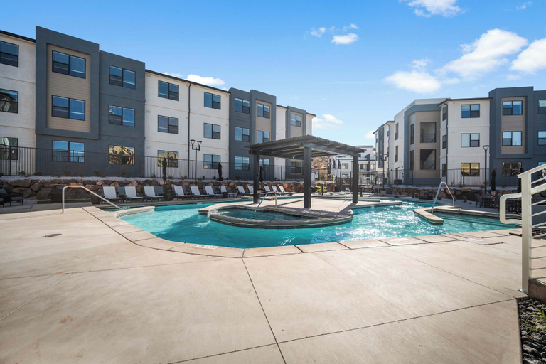 Pool 2, Western Front - Rustic Charm & Comfort, Washington
