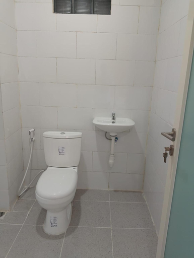 Bathroom 2, Grand Karunia Homestay, Surabaya