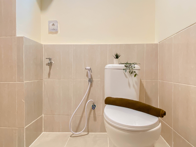 Bathroom 5, Warm Neutral 2BR at Meikarta Apartment By Travelio, Cikarang