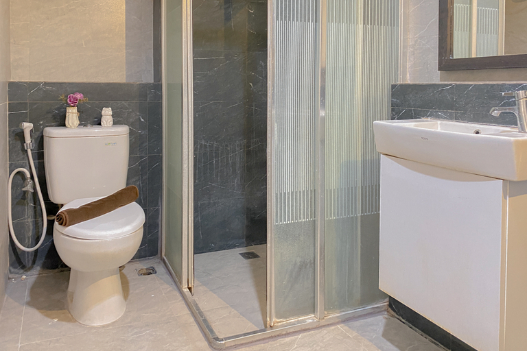 Bathroom 5, Stunning and Comfortable 2BR at The Wave Kuningan Apartment By Travelio, Jakarta Selatan