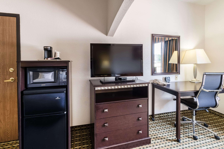 Bedroom 3, Quality Suites Burleson - Ft. Worth, Johnson