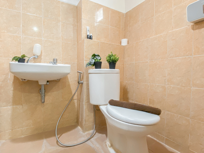Bathroom 5, Wooden Touch Studio at Kebagusan City Apartment By Travelio, Jakarta Selatan