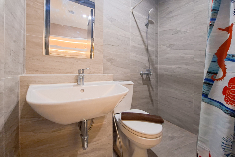 Bathroom 5, Wooden Tone Studio at Collins Boulevard Apartment By Travelio, Tangerang