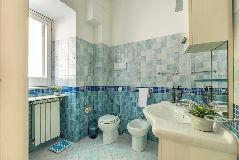 Bathroom 5, Una Finestra sul Teatro Massimo by Wonderful Italy, Palermo