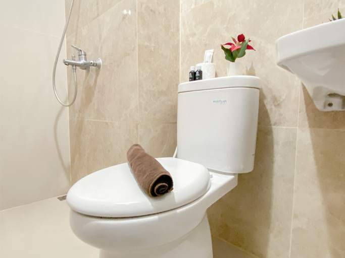 Bathroom 5, Modern Neutral Studio Room Transpark Cibubur Apartment By Travelio, Depok
