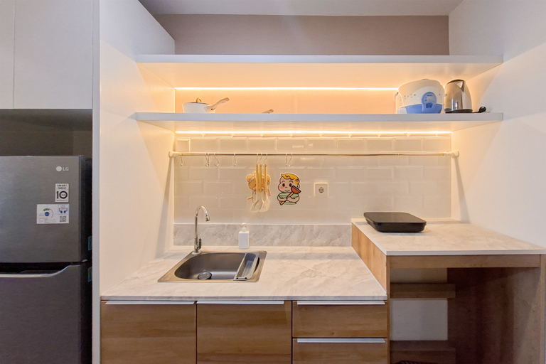 Others 2, Wooden Tone Studio at Collins Boulevard Apartment By Travelio, Tangerang