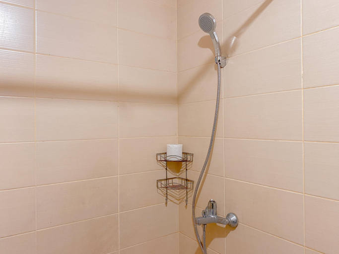 Bathroom 5, Comfortable 1BR at Belmont Residence Puri Apartment By Travelio, Jakarta Barat
