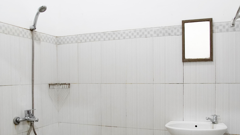 Bathroom 5, The Loesje Warm Stay in Malang, Malang