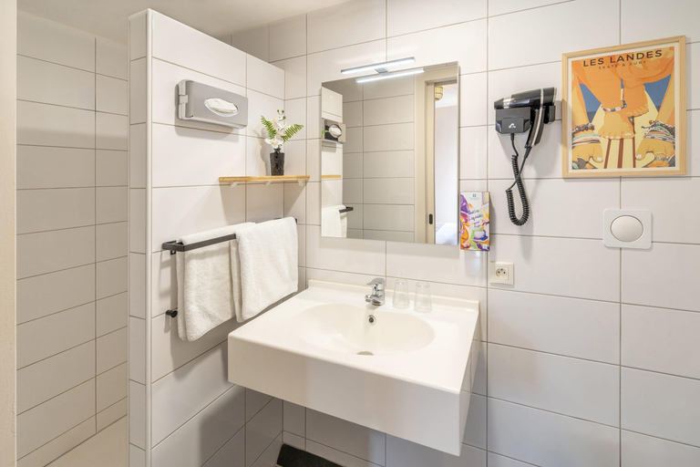 Bathroom 4, Sure Hôtel by Best Western Mont-de-Marsan, Landes