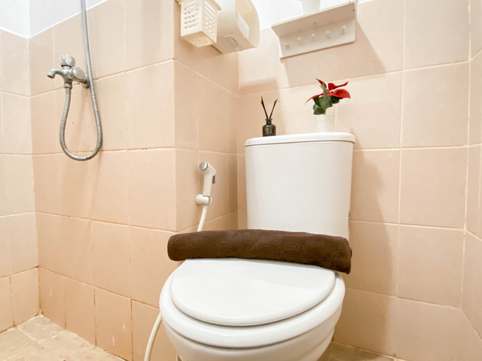 Bathroom 5, Cream Tone 2BR at Podomoro Golf View Apartement By Travelio, Bogor