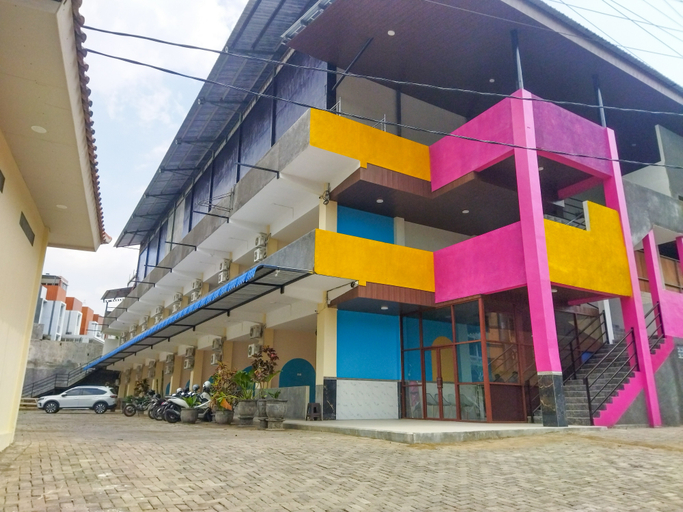 Exterior & Views