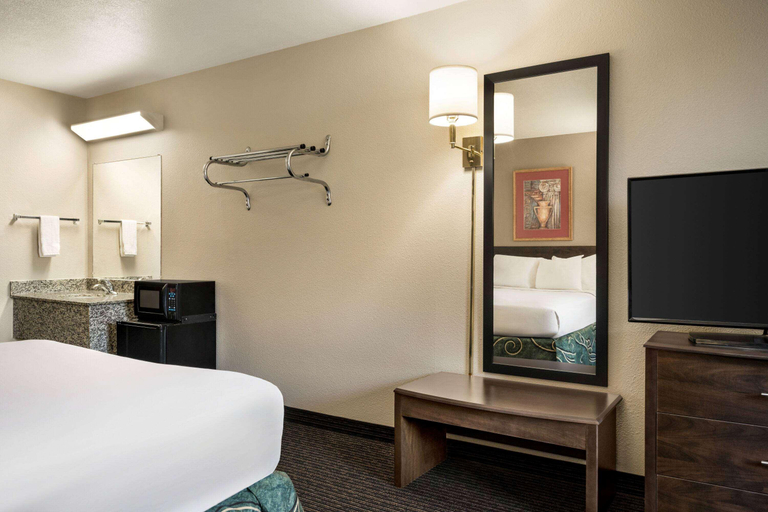 Bedroom 3, Travelodge by Wyndham Yuma, Yuma