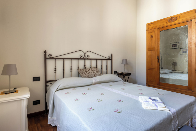 Room 5, Casa Oliva With Garden And Wifi, Siena