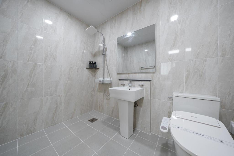 Bathroom 4, Hound Hotel Gunsan, Gunsan
