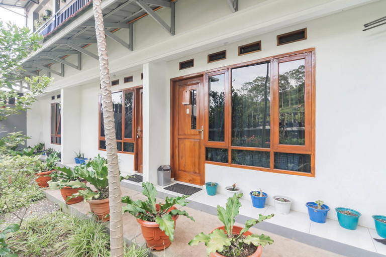 Exterior & Views 2, Erika Homestay Lembang Mitra RedDoorz, Bandung