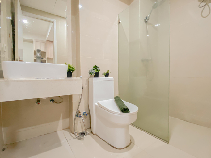 Bathroom 5, Basic Studio at Daan Mogot City Apartment By Travelio, West Jakarta