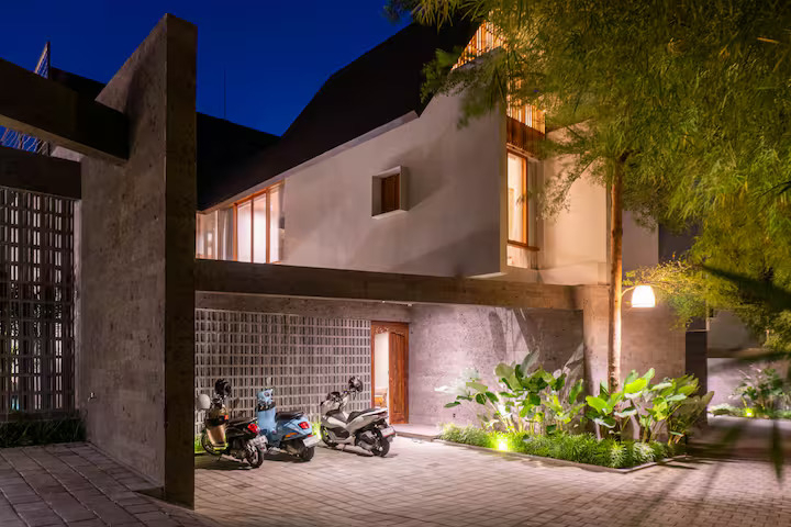 Exterior & Views