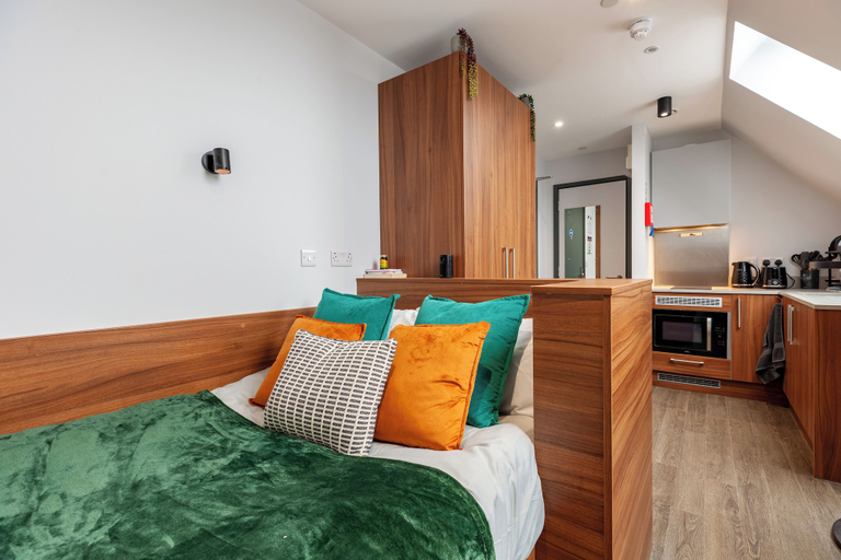 Room 4, Students Only Straits Egham - 40 mins to Waterloo - Direct Bus to Heathrow, Surrey