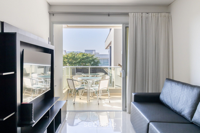 Living area 5, Apt w/ BBQ 1km From Jurere Beach - Les106, Florianopolis