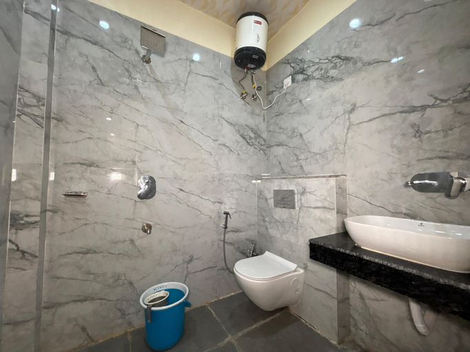 Bathroom 5, Hotel Hitam, Garhwal
