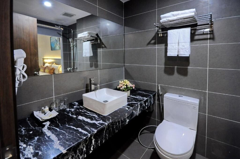 Bathroom 4, Crown Nguyen Hoang Hotel, Nha Trang