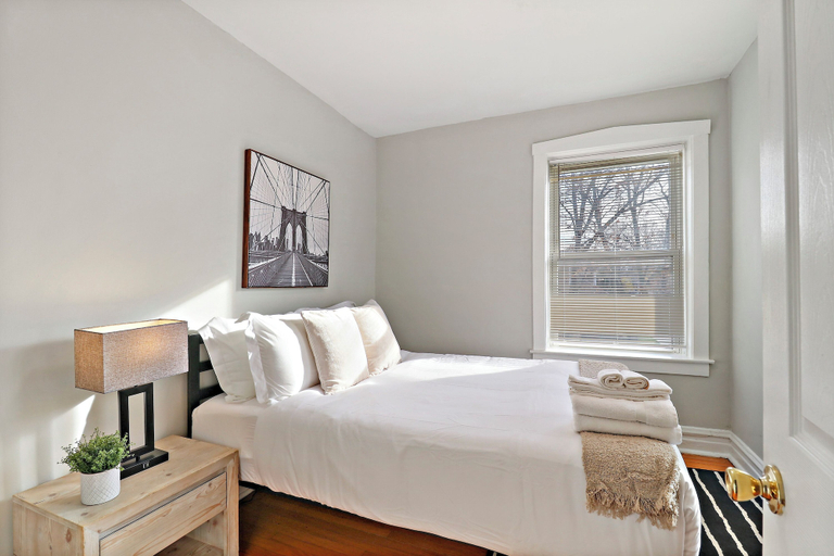 Room 1, 1BR Airy Apt- Barry 2, Cook