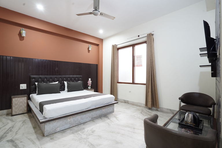 Room 5, Hotel Raj Mahal, Gurgaon