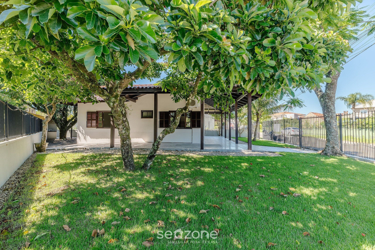 Property grounds 4, 3BR Home w/ BBQ 140m From the Beach Rae0126, Bombinhas