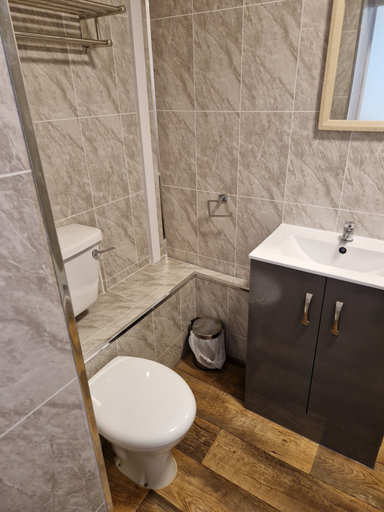 Bathroom 3, Ynyscedwyn Arms, Powys