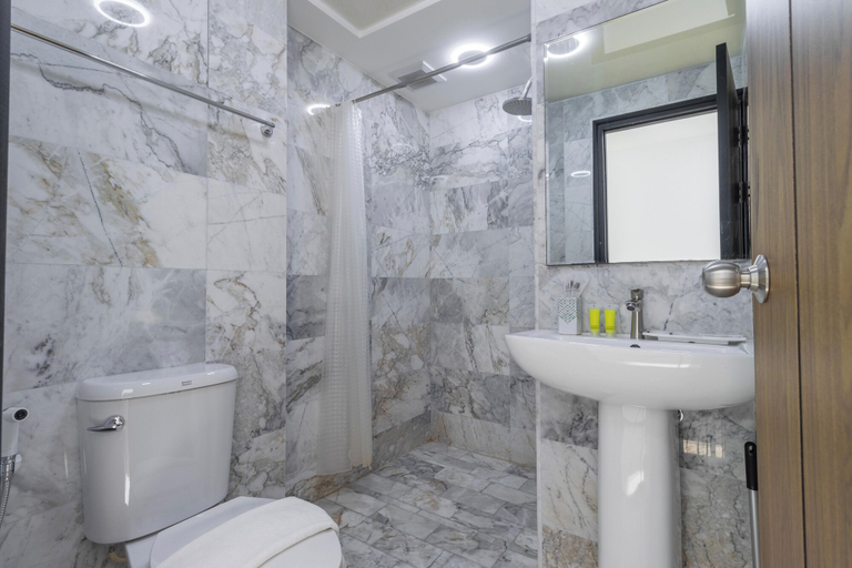 Bathroom, Condo Gym Plane Views Near Beach C172, Pulau Phuket