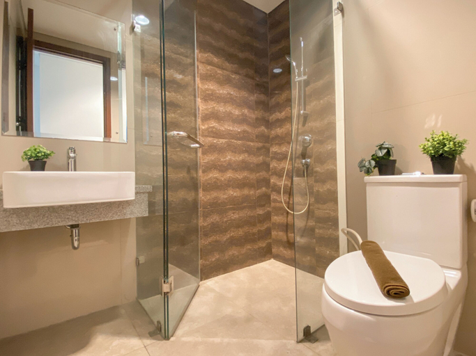 Bathroom 2, Homey 2Br Apartment At Lucky Tower Residence, Jakarta Barat