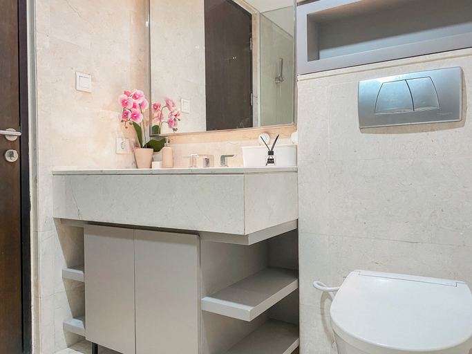 Bathroom 3, Spacious And Modern 3Br Ciputra World 2 Apartment, Jakarta Selatan