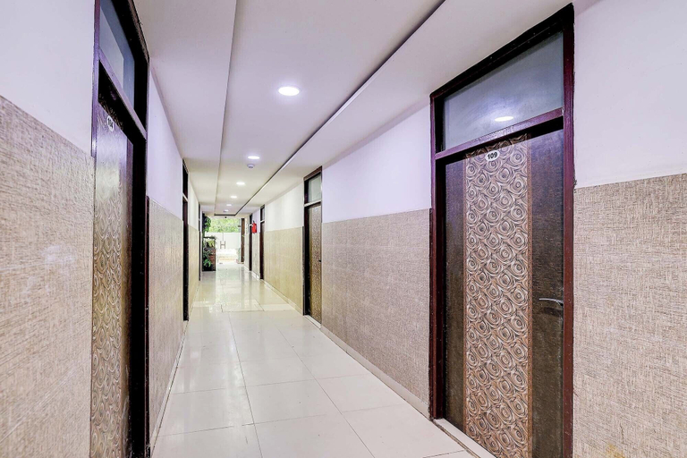 Lobby 5, FabHotel Golden Stone, Gautam Buddha Nagar