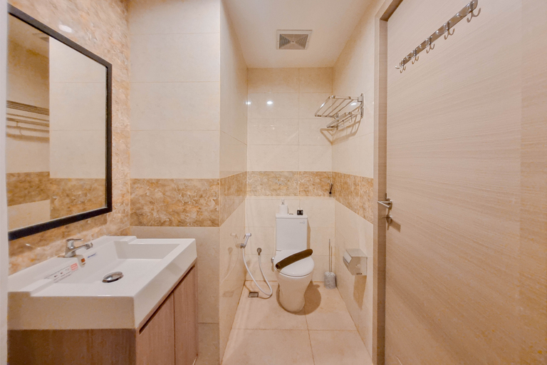 Bathroom 5, Tranquil and Modern Studio at Mataram City Apartment By Travelio, Sleman