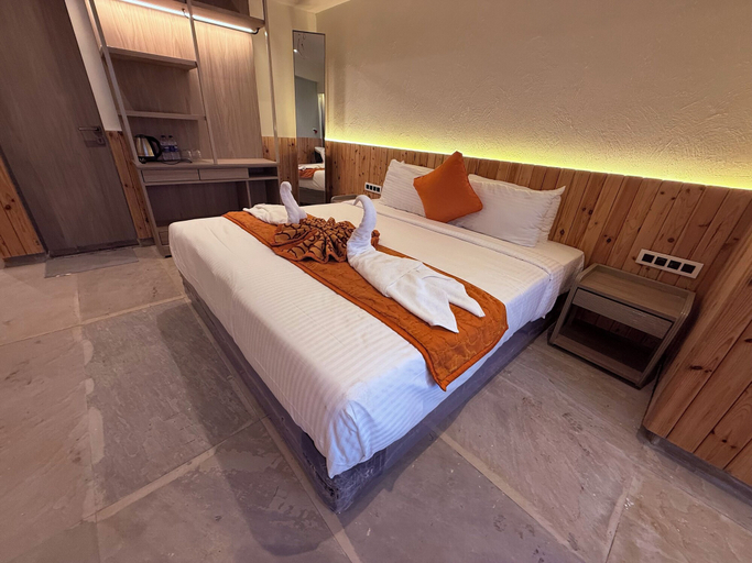 Room 5, Ikonic Hotel - Bhushi Dam Lonavala, Pune
