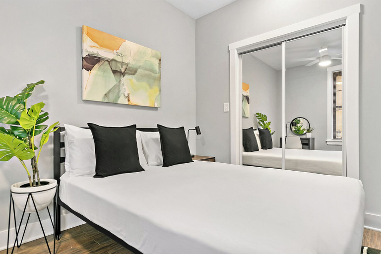 Room 5, Lovely 1BR Apt - Belmont B3, Cook