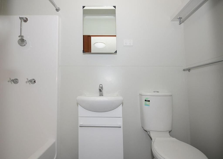 Bathroom, Coolgardie Caravan Park, Coolgardie