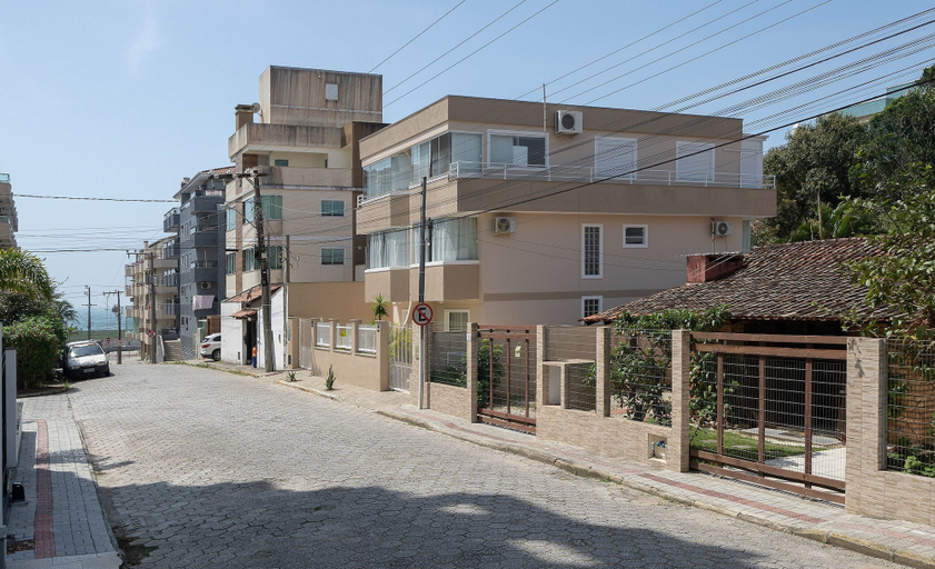 Exterior 3, 3BR House 230m From Beach w/ BBQ & Grg Rgv115, Bombinhas
