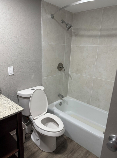 Bathroom 4, Fieldstone Apartments & Studios, Marion