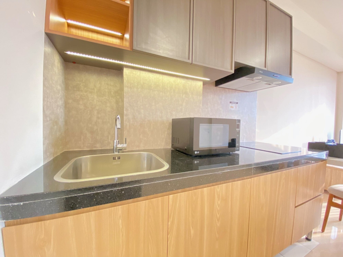 Private kitchen 4, Comfy 1Br Deluxe Apartment At Landmark Residence Bandung, Bandung