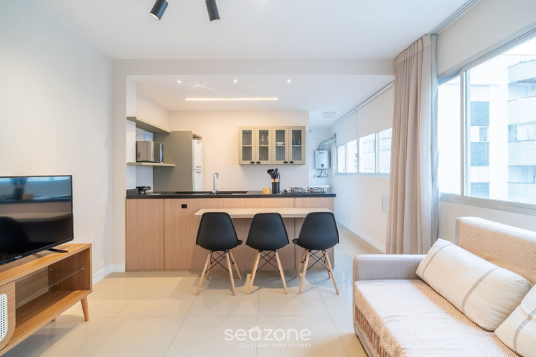 Living area, Apto 1Q and Self Check-in 400m from Beira Mar BMC1008, Florianopolis