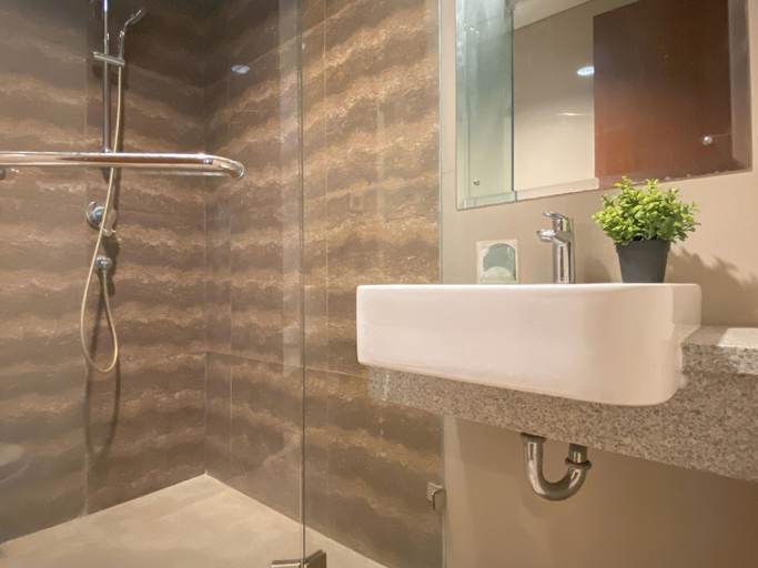 Bathroom 3, Homey 2Br Apartment At Lucky Tower Residence, Jakarta Barat