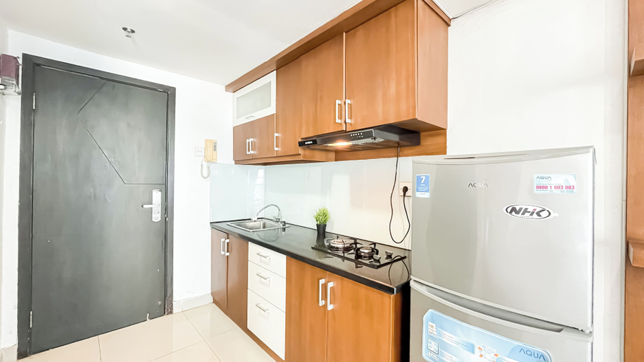 Private kitchen 2, Modern Pop Urban Studio At Tamansari The Hive Apartment, East Jakarta