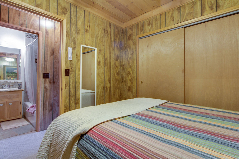 Room 5, Castle Rock Cabin #2, San Bernardino