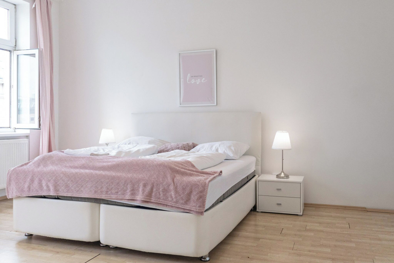 Room 2, Elegant Room Shared Apt Heart of Vienna, Wien
