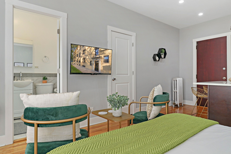 Interior detail, Cozy Studio - Leland 1N, Cook