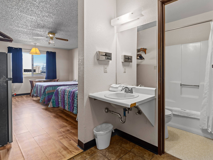 Room 2, Luxury Inn, Laramie